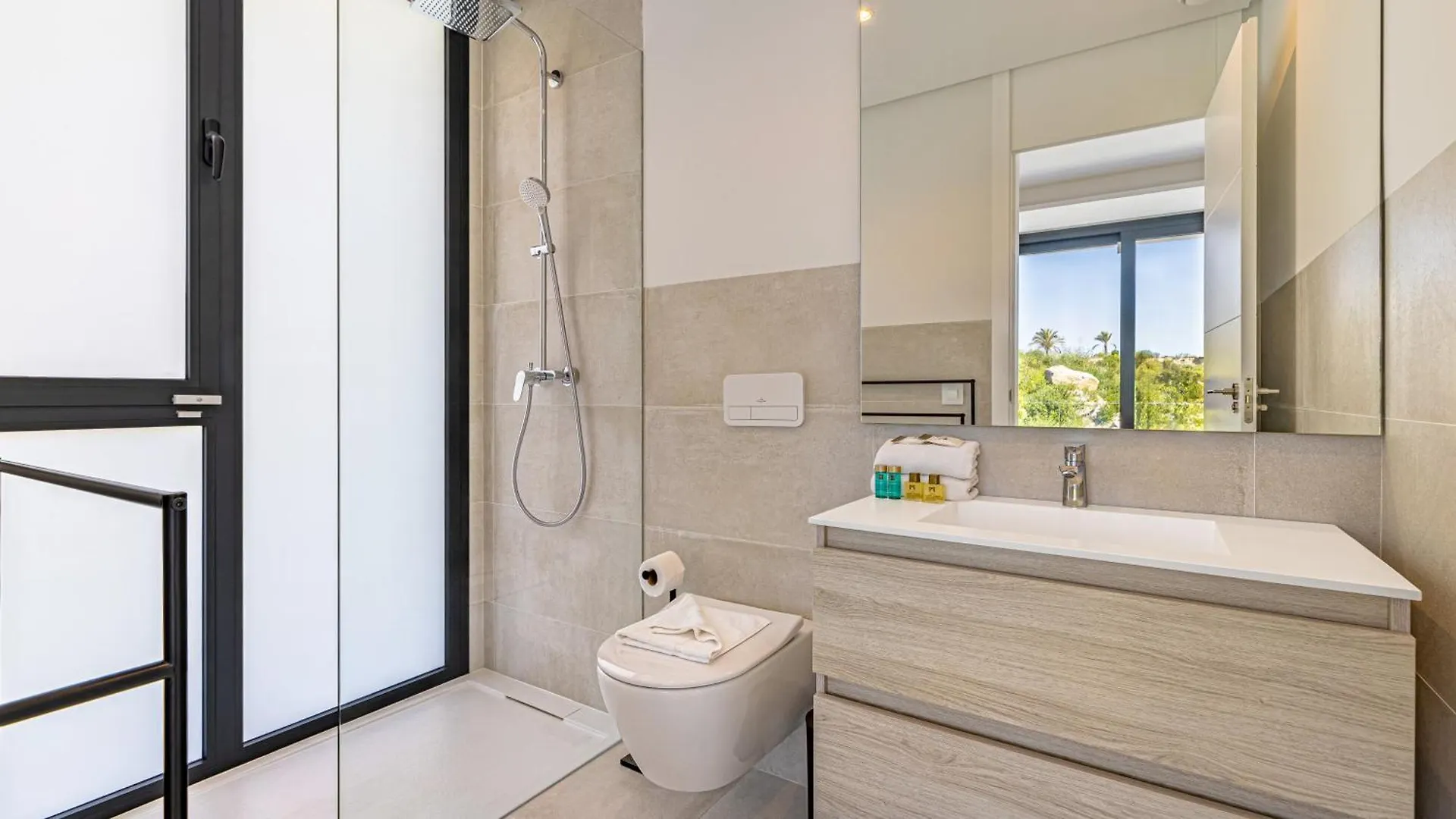 Vacation Marbella I Villa Martinica, Turquoise Heated Pool, Rooftop Hot Tub With Sea View, Cine Room, 5 Min To The Beach Estepona Spain