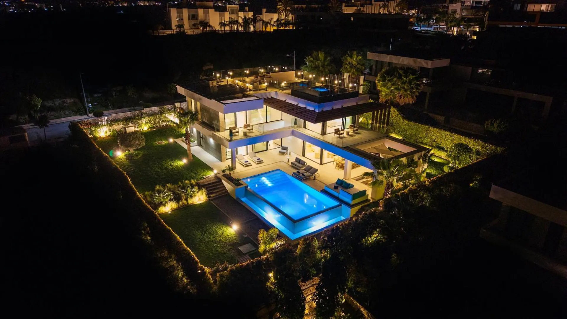 Vacation Marbella I Villa Martinica, Turquoise Heated Pool, Rooftop Hot Tub With Sea View, Cine Room, 5 Min To The Beach Estepona
