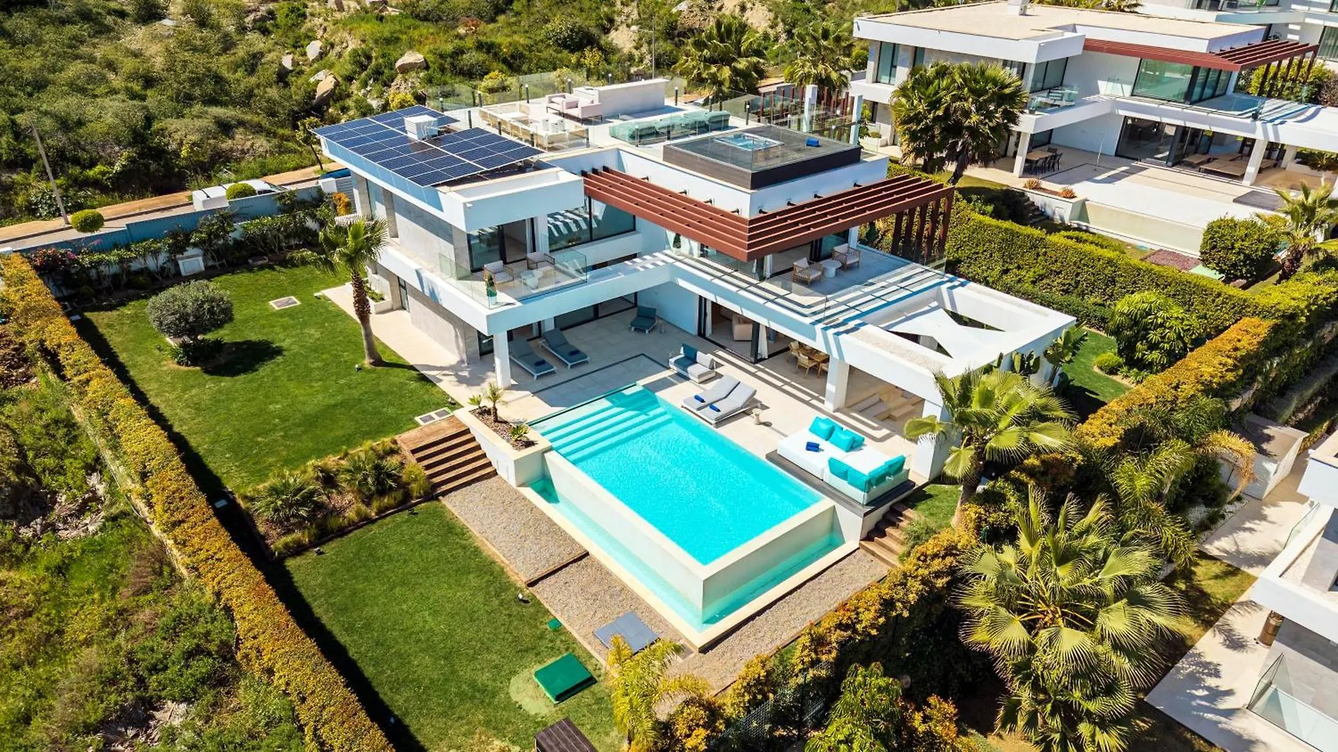 Vacation Marbella I Villa Martinica, Turquoise Heated Pool, Rooftop Hot Tub With Sea View, Cine Room, 5 Min To The Beach Estepona