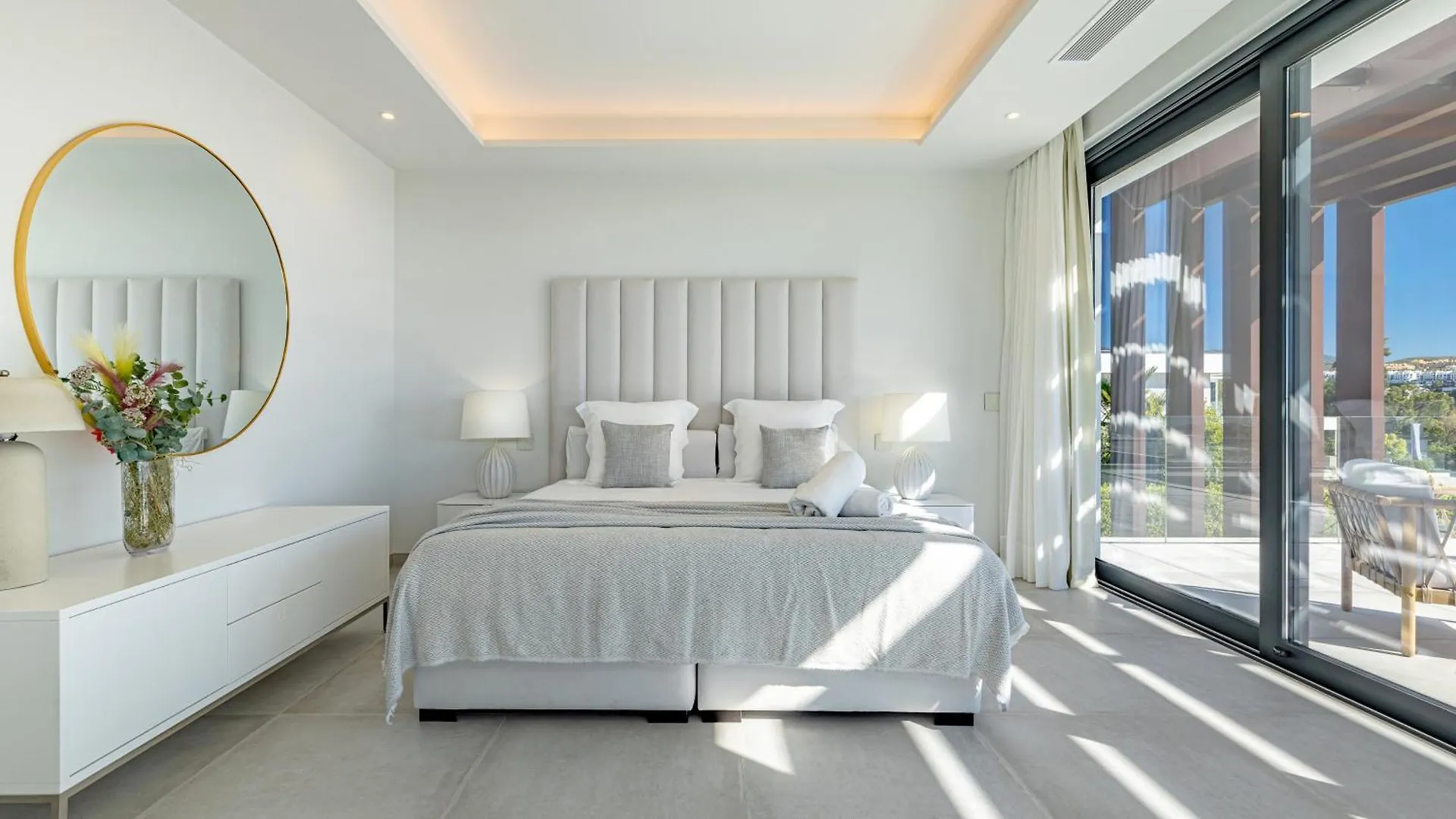 Vacation Marbella I Villa Martinica, Turquoise Heated Pool, Rooftop Hot Tub With Sea View, Cine Room, 5 Min To The Beach Estepona Spain