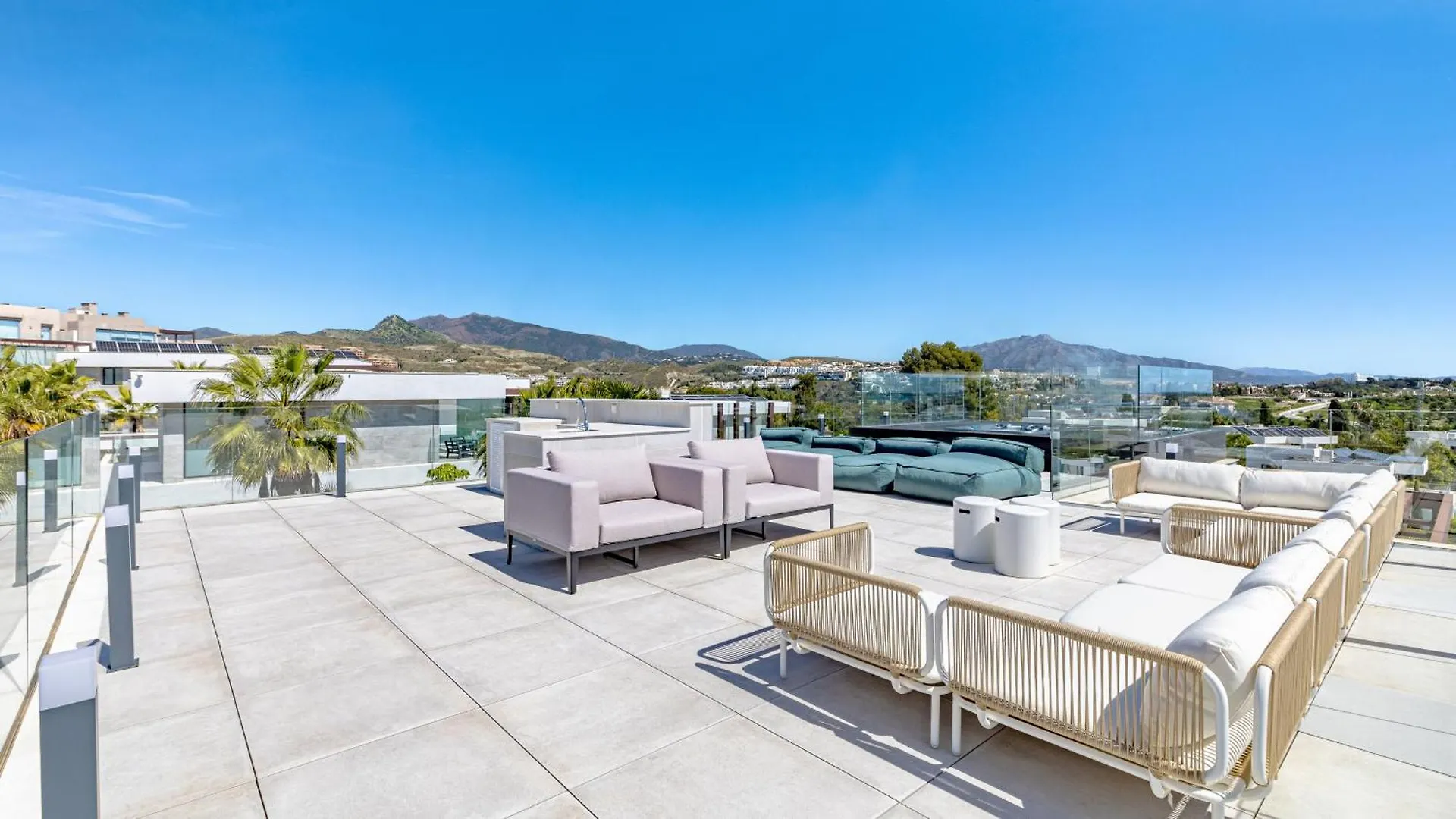 Vacation Marbella I Villa Martinica, Turquoise Heated Pool, Rooftop Hot Tub With Sea View, Cine Room, 5 Min To The Beach Estepona